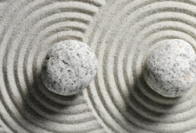 物理學(xué)家發(fā)現(xiàn)只有三個繞軌道運(yùn)行的黑洞可以打破時間反轉(zhuǎn)對稱性