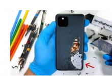 谷歌Pixel5有一個(gè)無(wú)線充電孔 但生物樹脂可以節(jié)省一天的時(shí)間