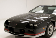 超級(jí)稀有1982年的Chevrolet Camaro Z28僅有5K英里內(nèi)部為黑色