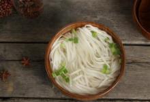嬰兒應(yīng)該在什么時(shí)候可以去吃面條