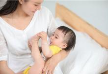 你知道母乳喂養(yǎng)的寶寶需要額外喝水嗎