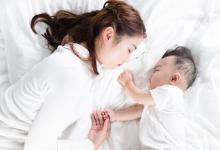 嬰兒為何抱著睡放下醒什么原因導致的