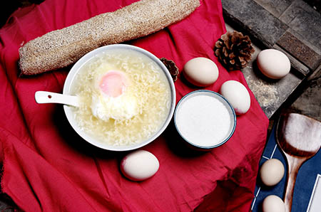 環(huán)保廢物利用雞蛋托大樹制作方法3