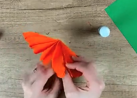 勞動(dòng)節(jié)簡(jiǎn)單彩紙花朵制作方法3