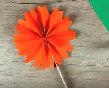 勞動(dòng)節(jié)簡(jiǎn)單彩紙花朵制作方法4