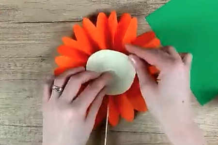 勞動(dòng)節(jié)簡(jiǎn)單彩紙花朵制作方法5