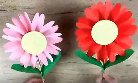 勞動(dòng)節(jié)簡(jiǎn)單彩紙花朵制作方法6