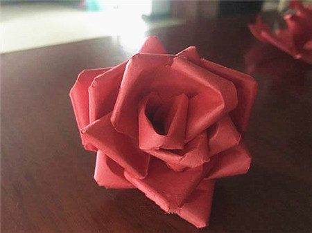 彩紙簡單立體玫瑰花折紙制作方法4