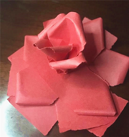 彩紙簡單立體玫瑰花折紙制作方法3