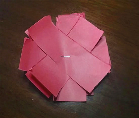 彩紙簡單立體玫瑰花折紙制作方法2
