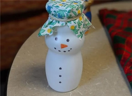 環(huán)保塑料瓶雪人娃娃制作方法3
